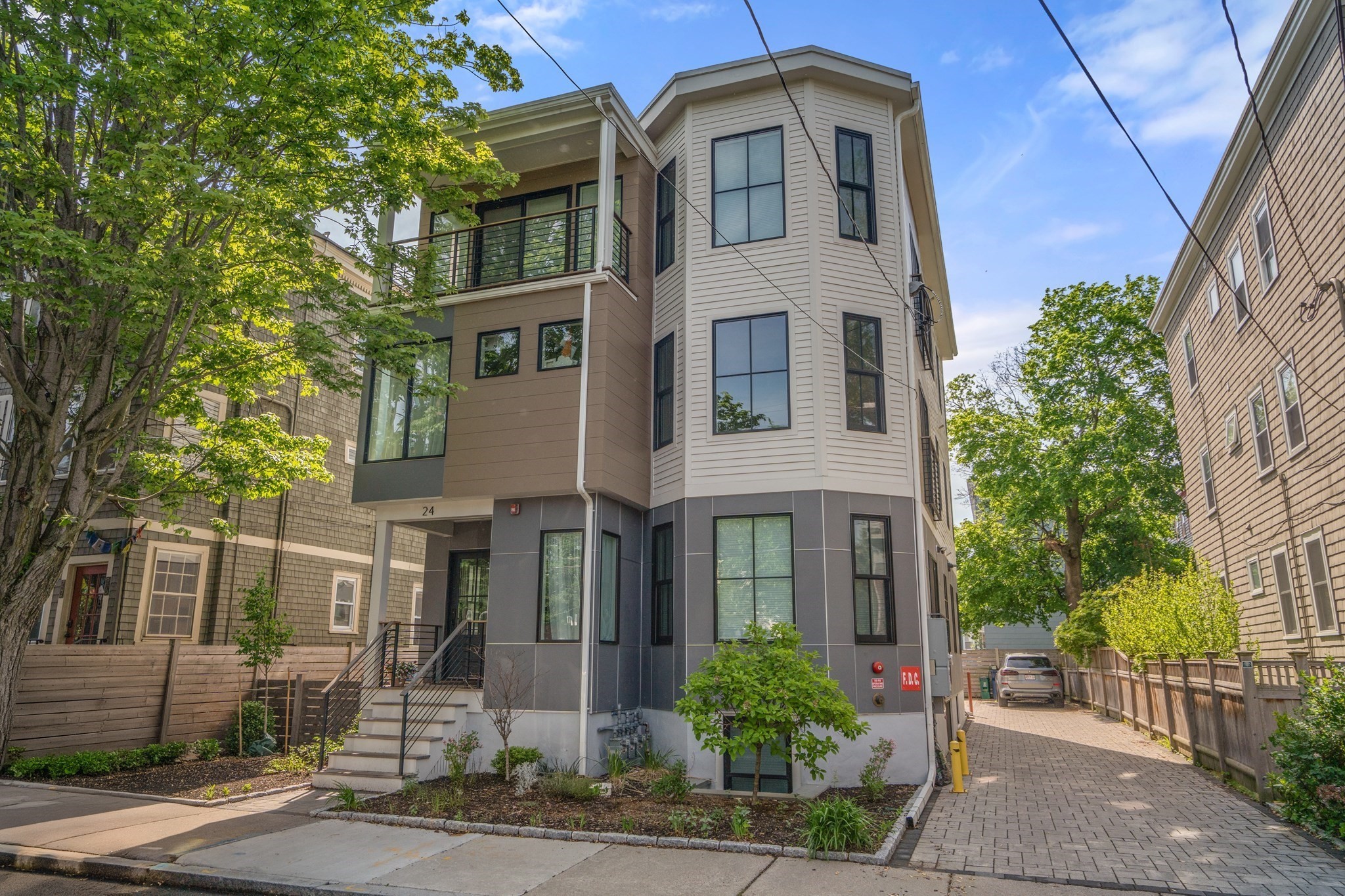 24 Camp St Unit 3, Cambridge, MA 02140