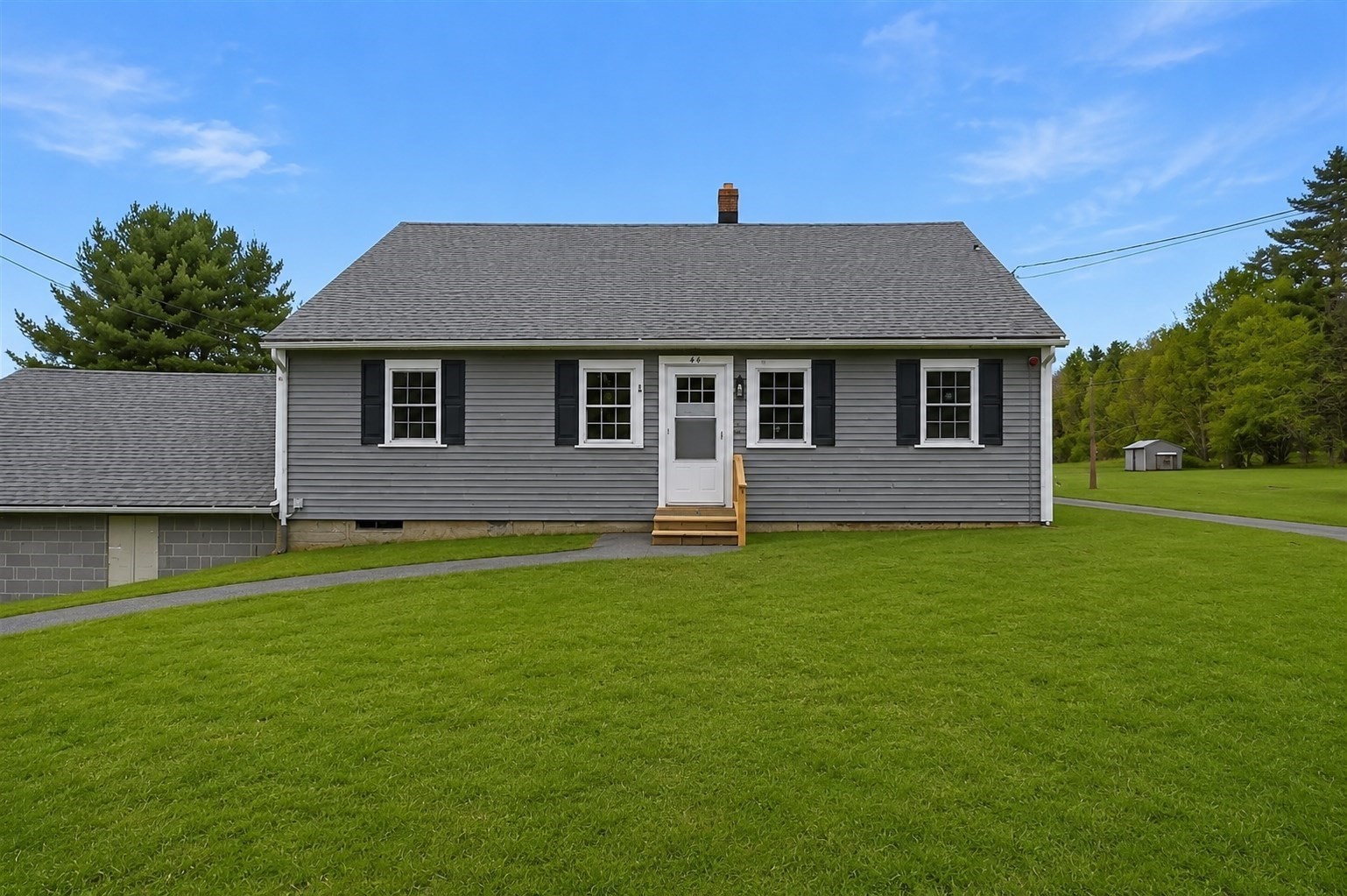 46 Smith St, Palmer, MA 01069