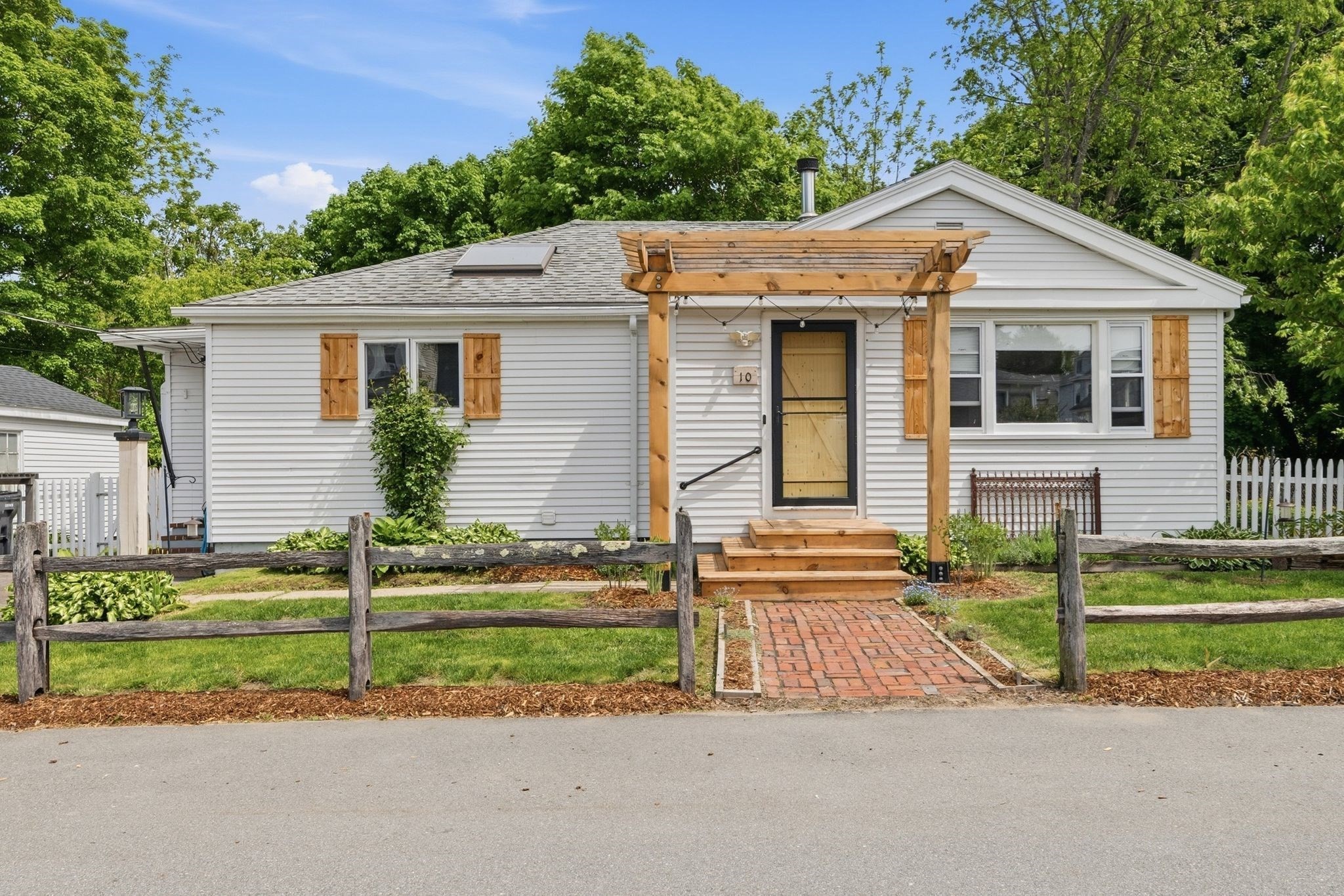 10 S Webster St, Haverhill, MA 01835