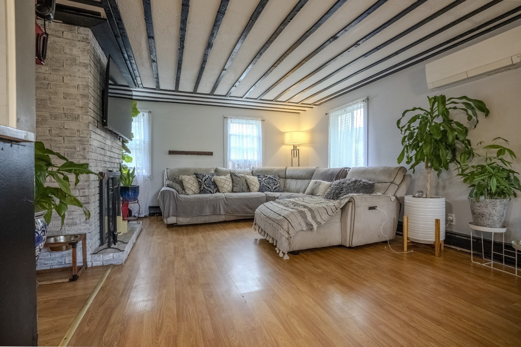 584 Dennison Dr, Southbridge, MA 01550