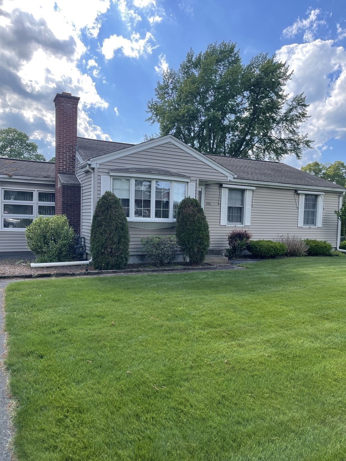 106 Deslauriers St, Chicopee, MA 01020