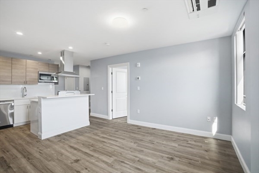 632 Centre St, Apt 305