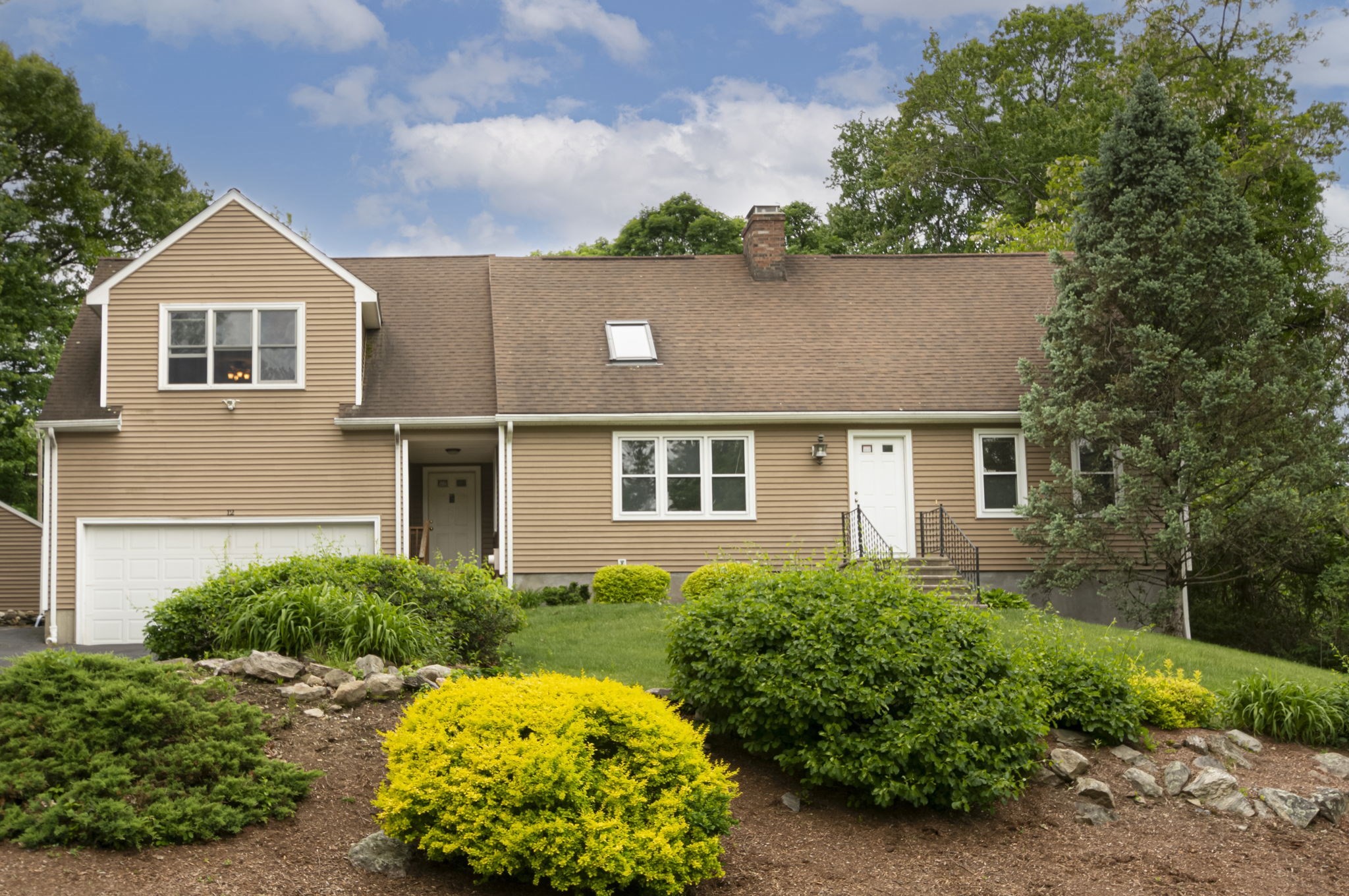 12 Ridge Rd, Shrewsbury, MA 01545