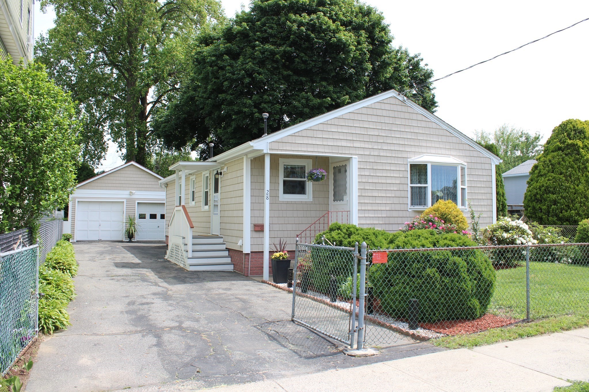 28 State St, Chicopee, MA 01013