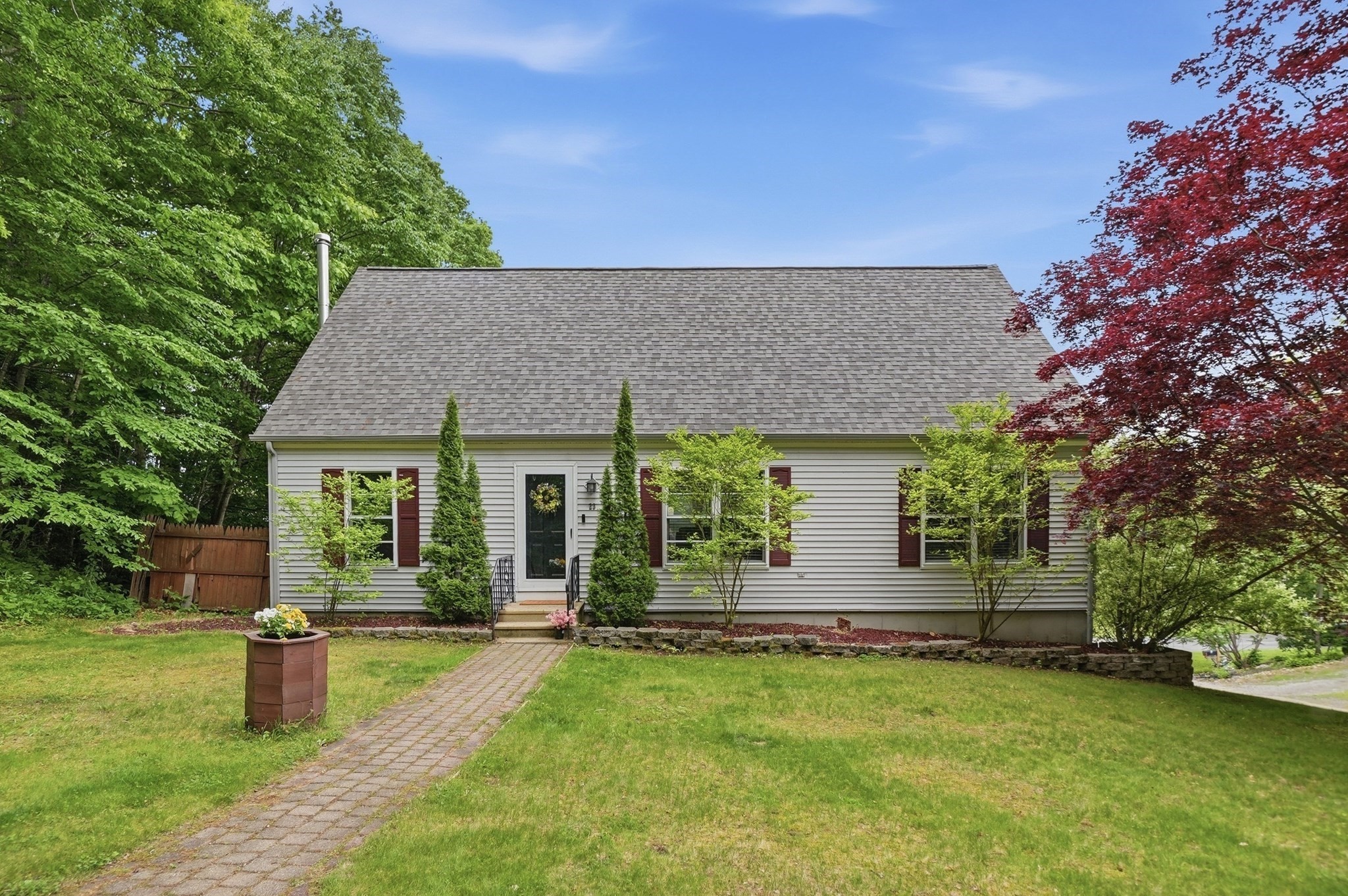 23 Oakmont Street, Webster, MA 01570