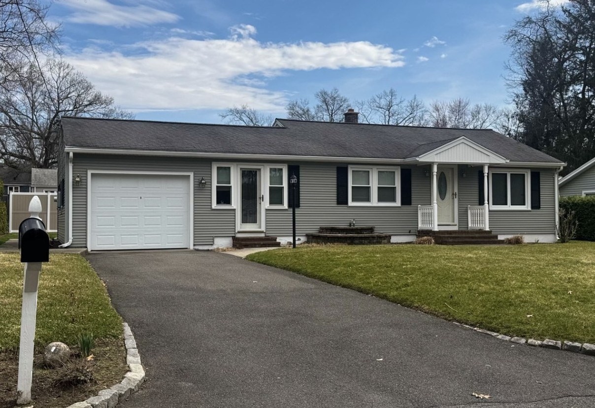 10 Benger Ave, South Hadley, MA 01075