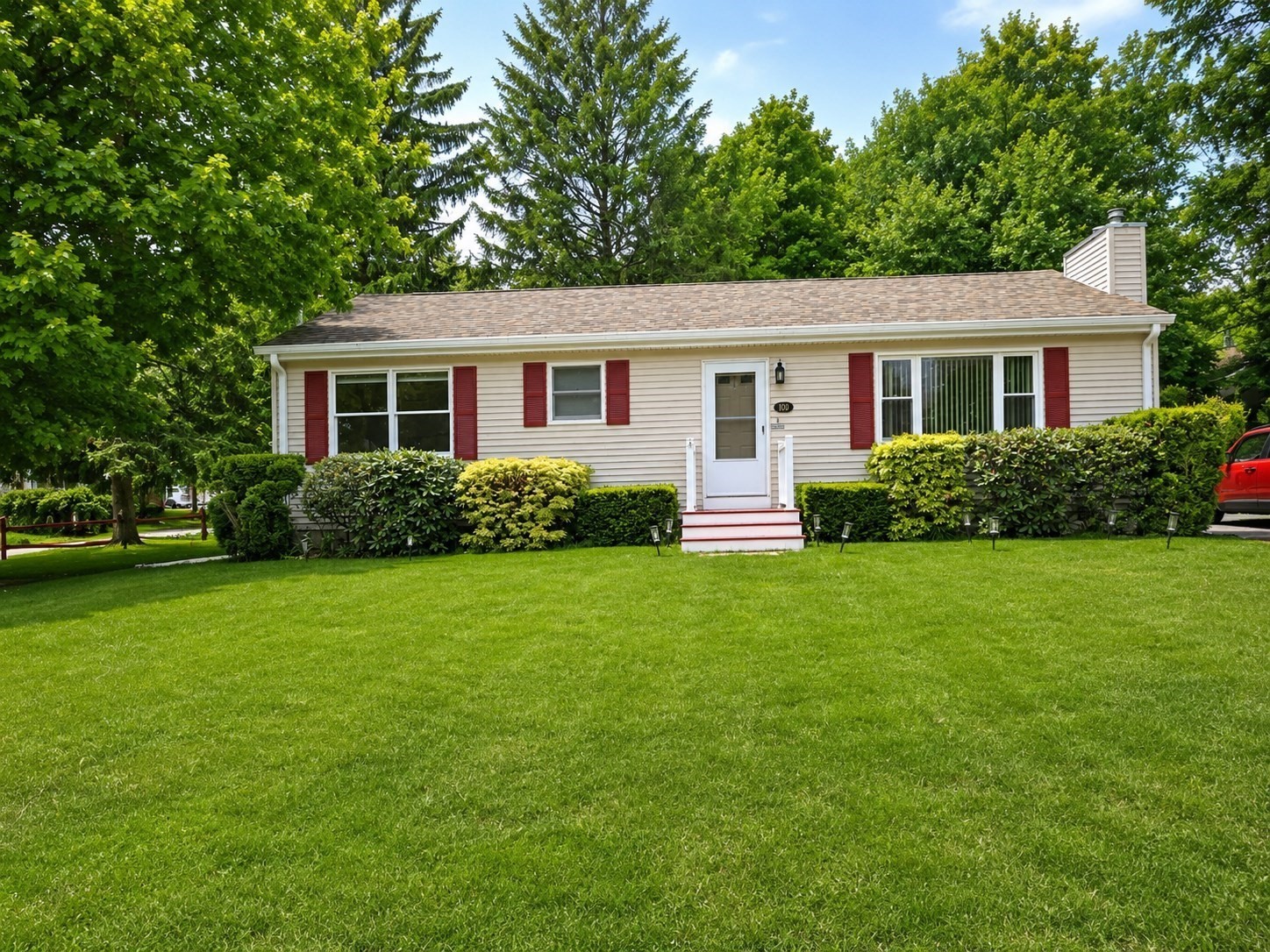 100 Saint Nicholas Ave, Worcester, MA 01606
