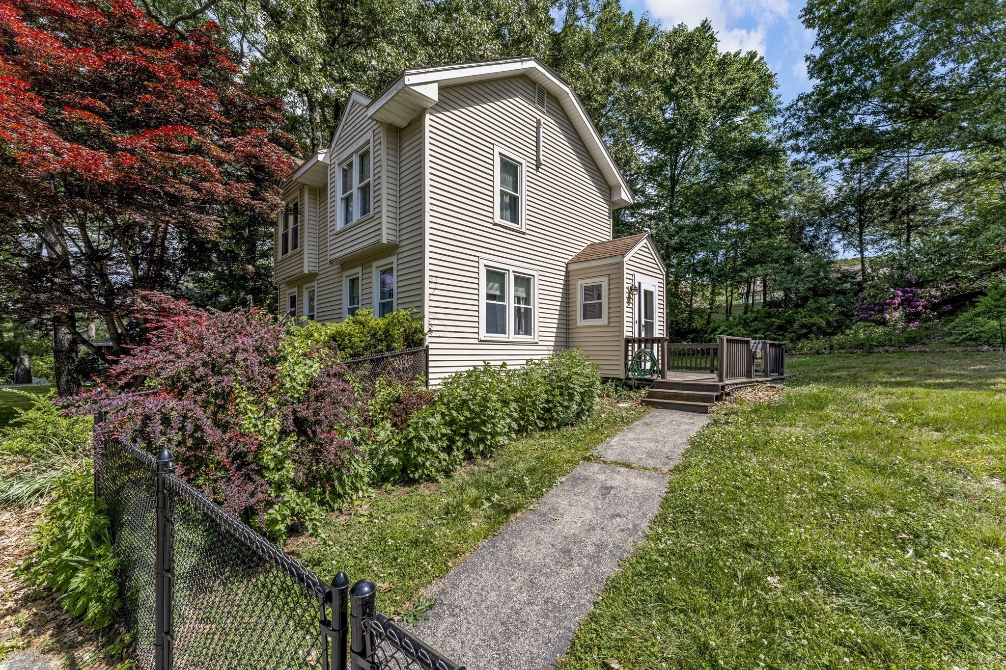 11 Scenic Ave, Webster, MA 01570