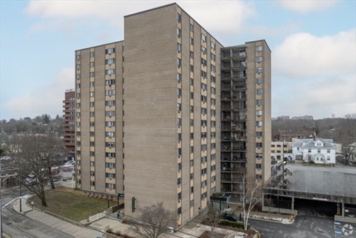 1025 Hancock St, Apt 14F