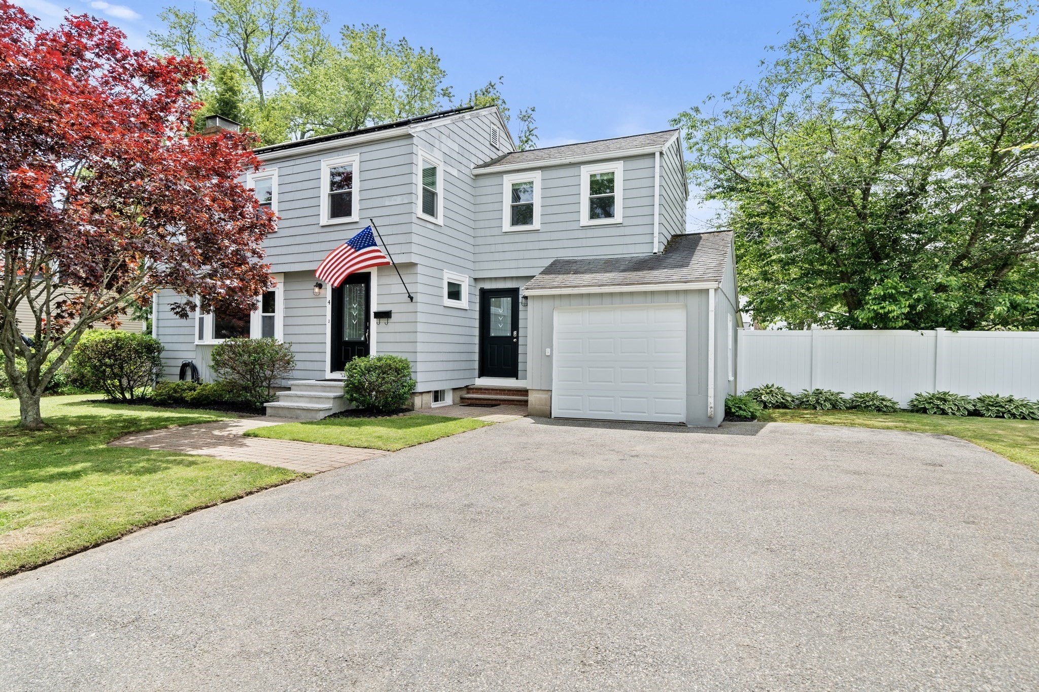 4 Sendick Rd, Woburn, MA 01801