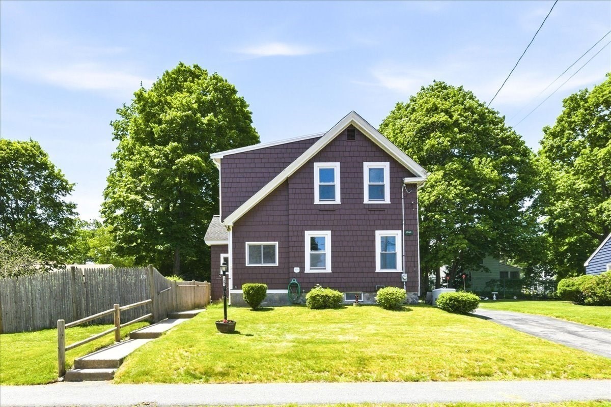 121 Oakdale Ave, Dedham, MA 02026