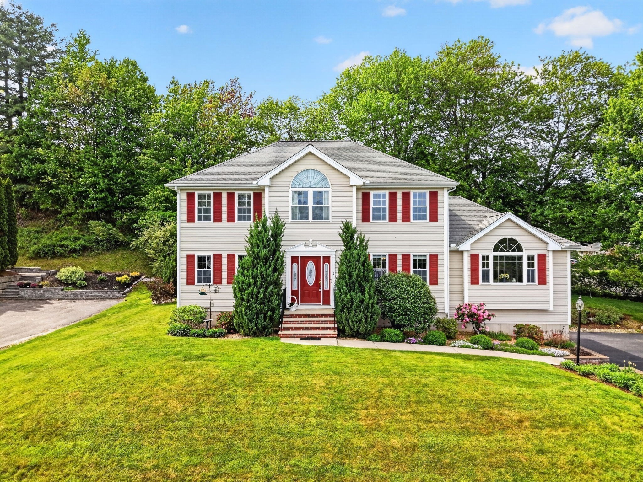 1 Magnavista Dr, Haverhill, MA 01830