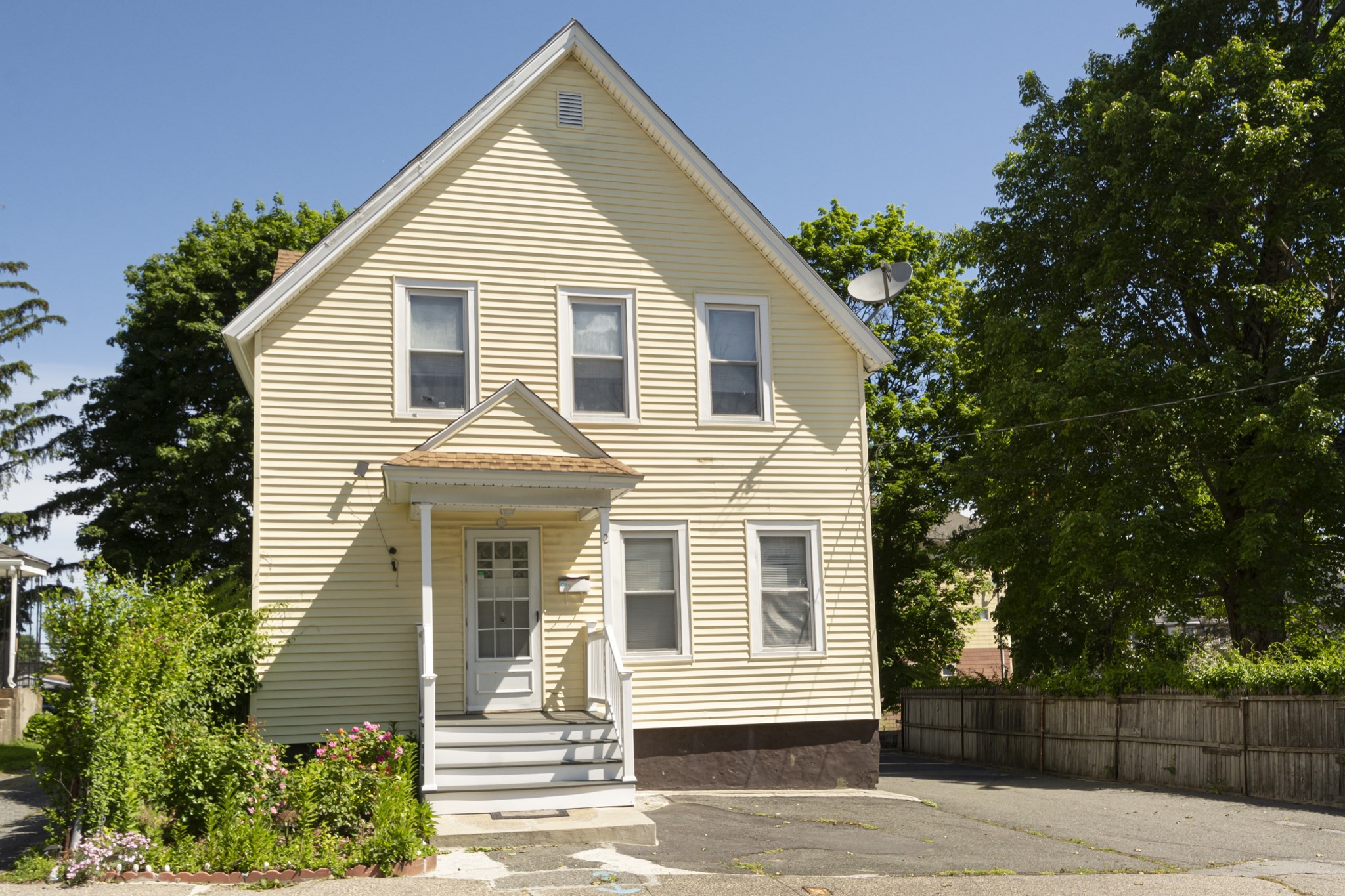 2 Kosta St, Worcester, MA 01607