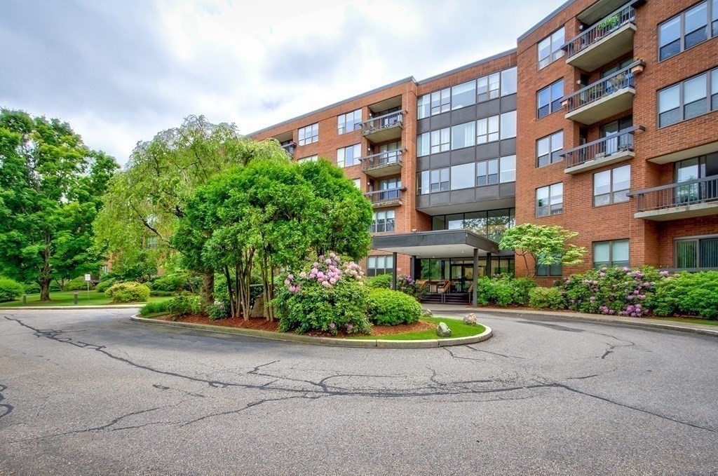 210 Nahanton St Unit 415, Newton, MA 02459
