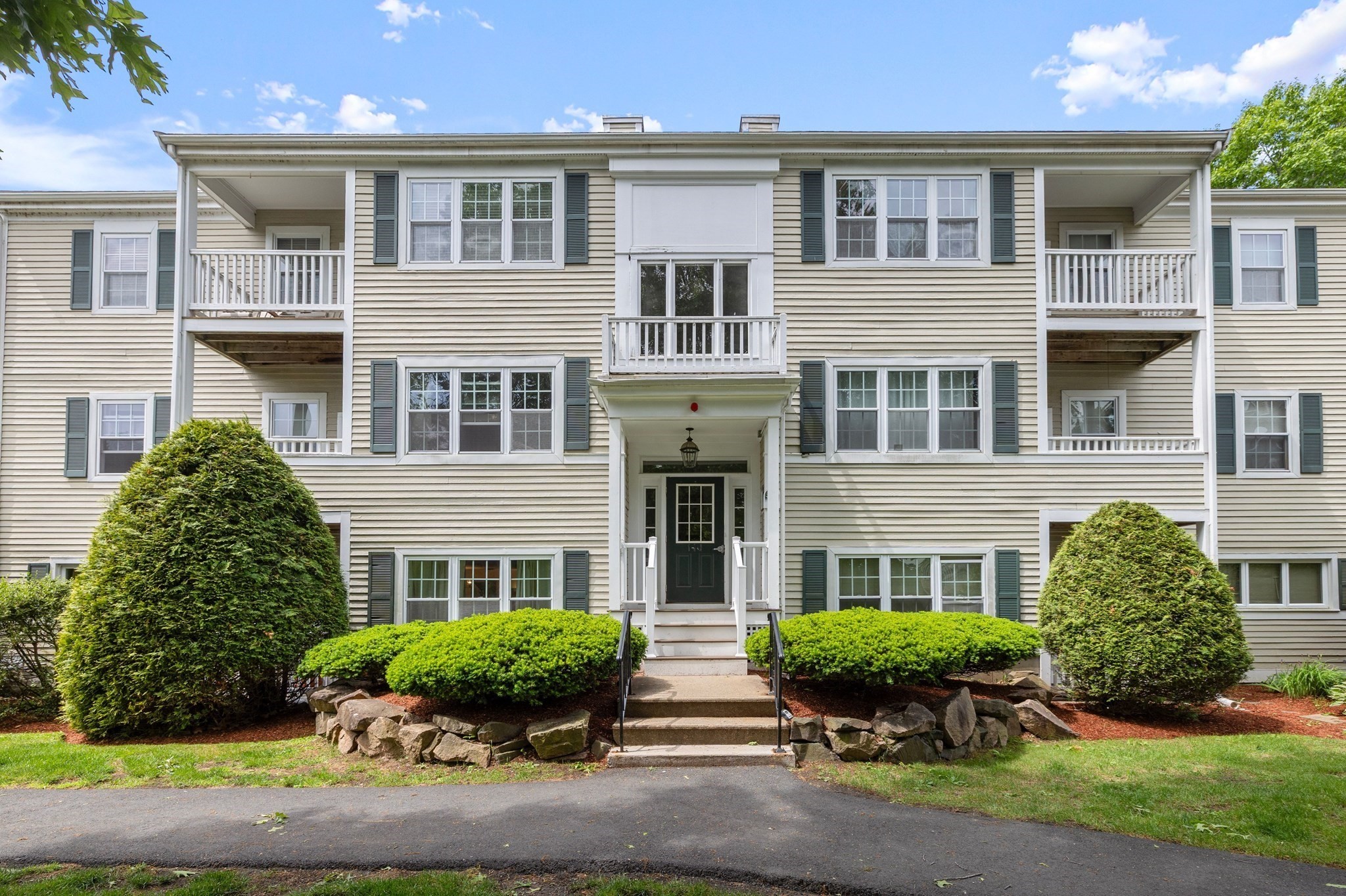700 Brookside Dr Unit J, Andover, MA 01810