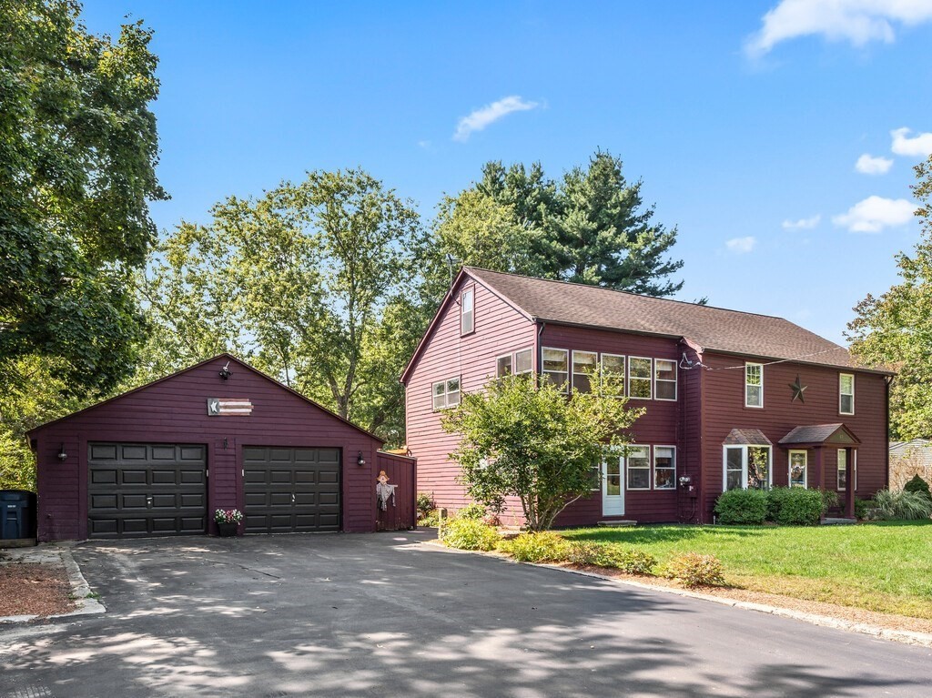 89 Elm St, Blackstone, MA 01504