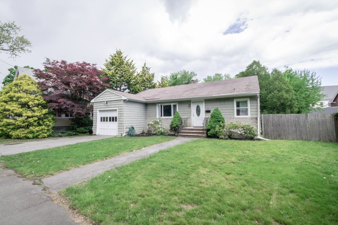 21 Salem St, Swampscott, MA 01907