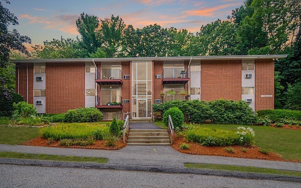 10 Crescent Dr Unit 6, Andover, MA 01810