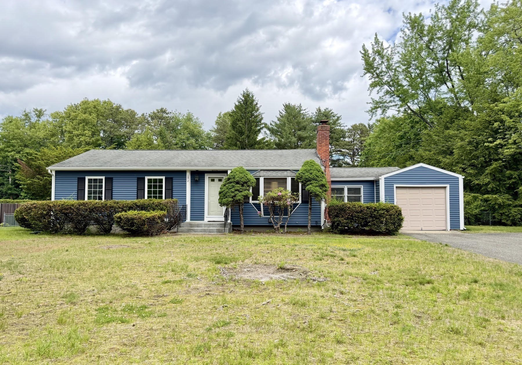 142 Yarmouth St, Longmeadow, MA 01106