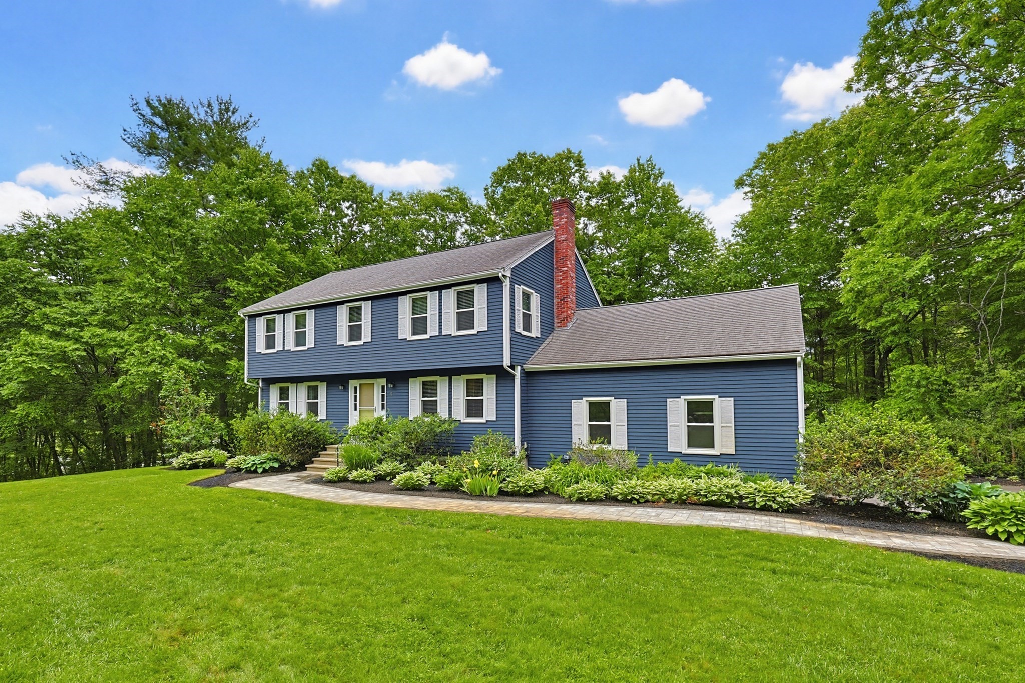 1 Leone Ln, Mendon, MA 01756