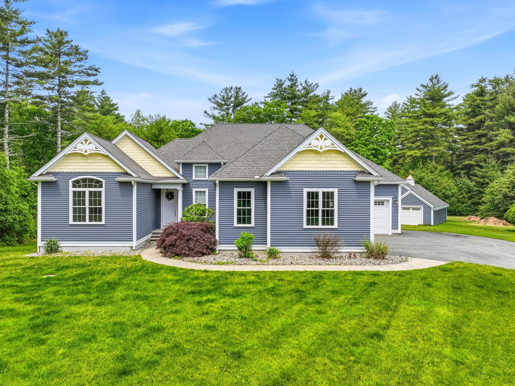 27 W River St, Upton, MA 01568