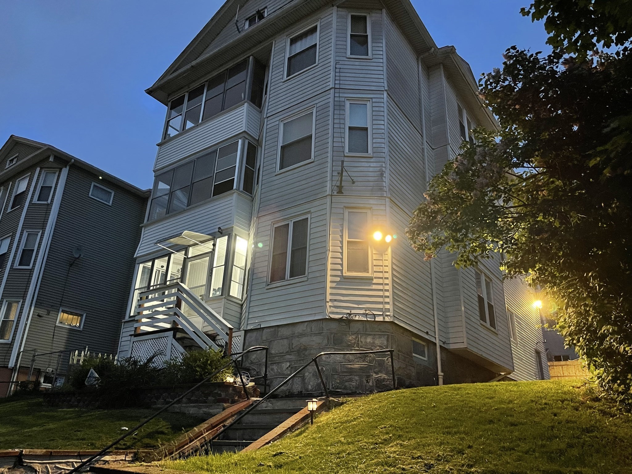 93 Sterling St, Worcester, MA 01610