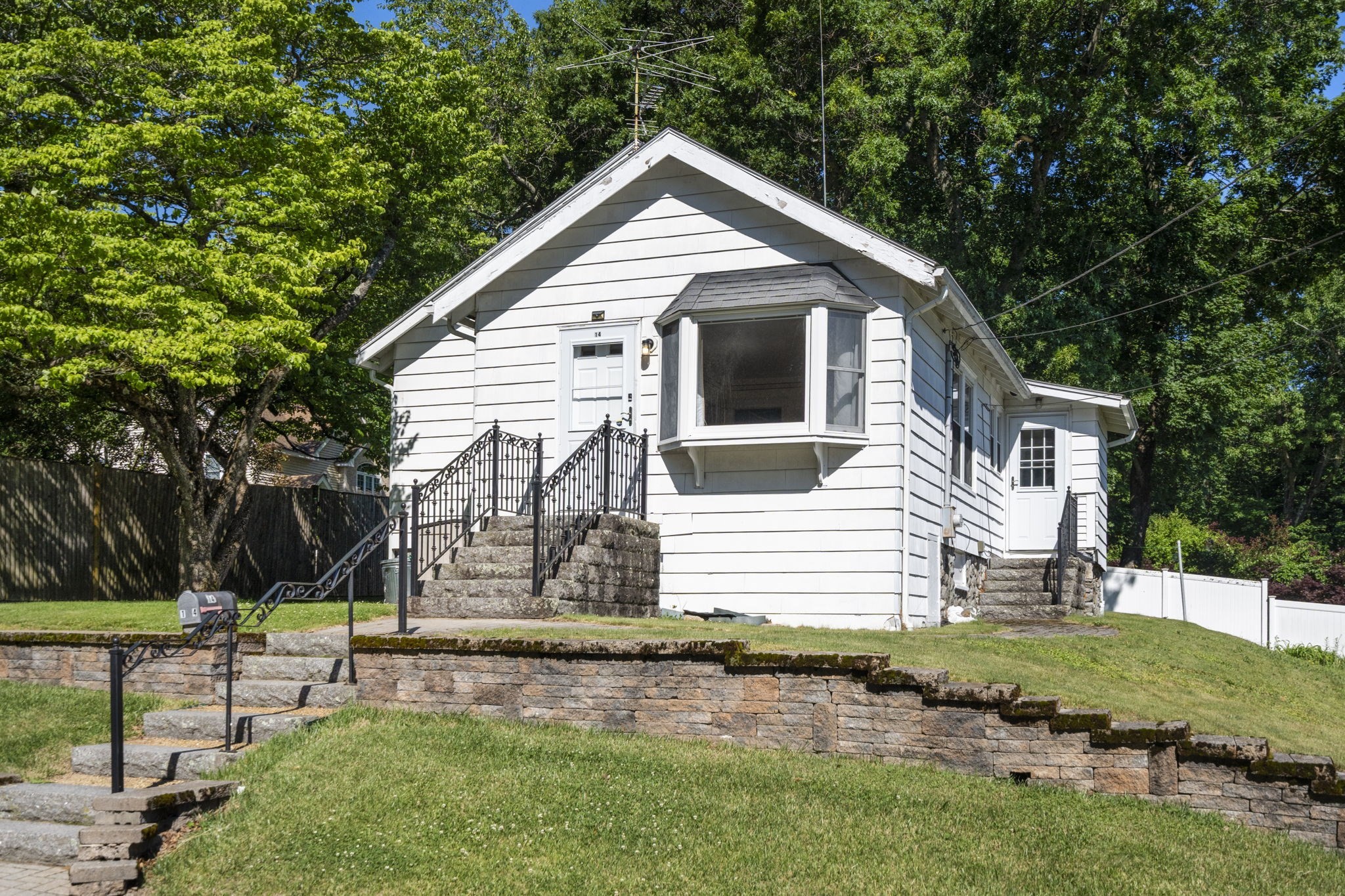 14 Saybrook Rd, Worcester, MA 01604
