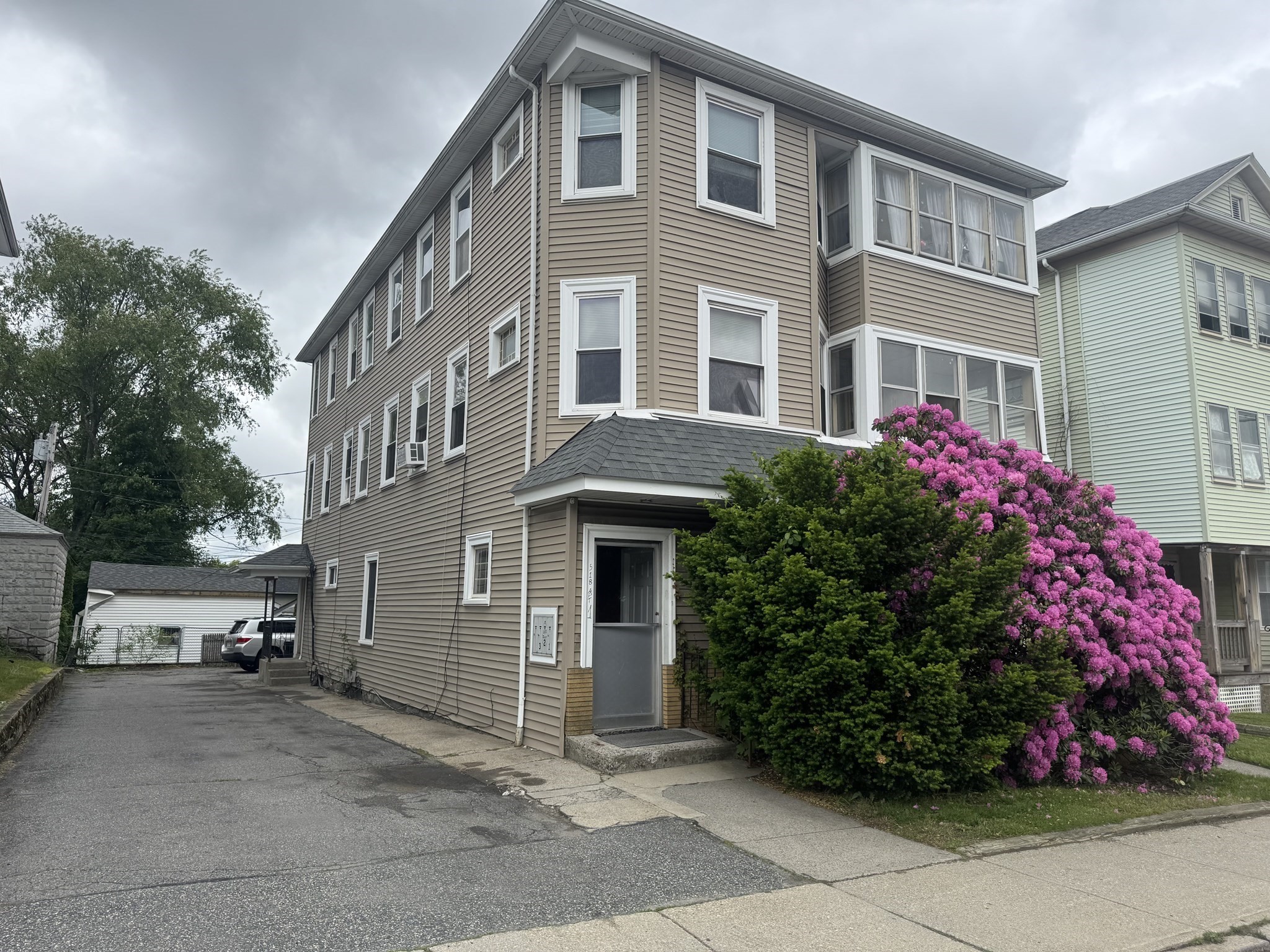 518 Grafton St, Worcester, MA 01604