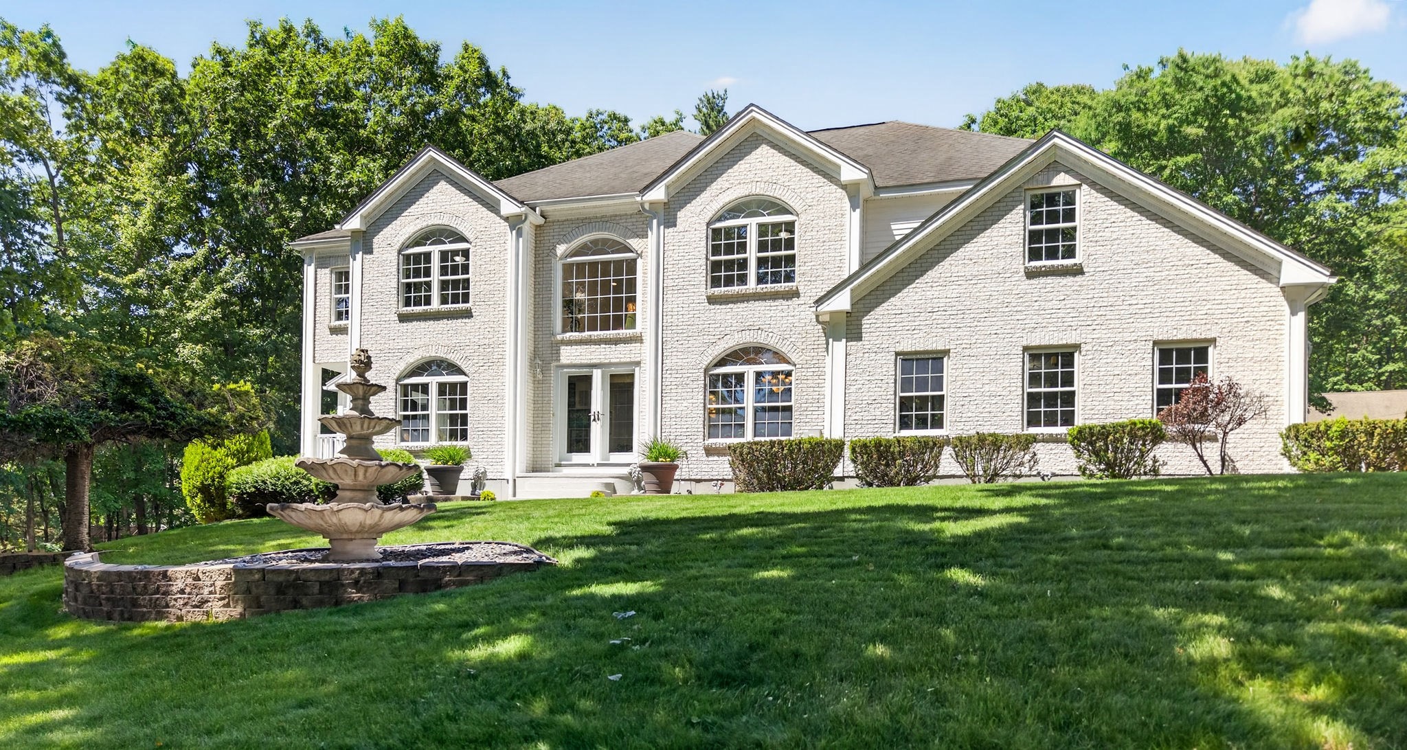 176 Robbs Hill Rd, Lunenburg, MA 01462