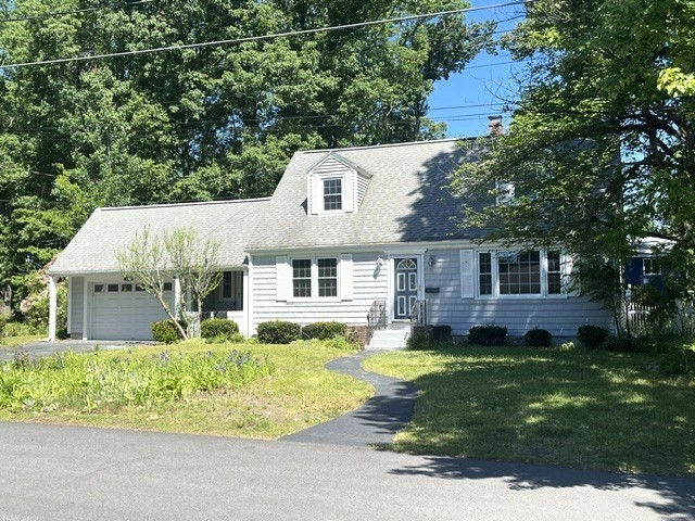 110 Longmeadow Dr, Lowell, MA 01852