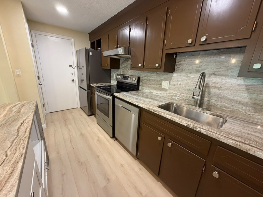 12 Hallmark Gardens Unit 7, Burlington, MA 01803 - Image 2