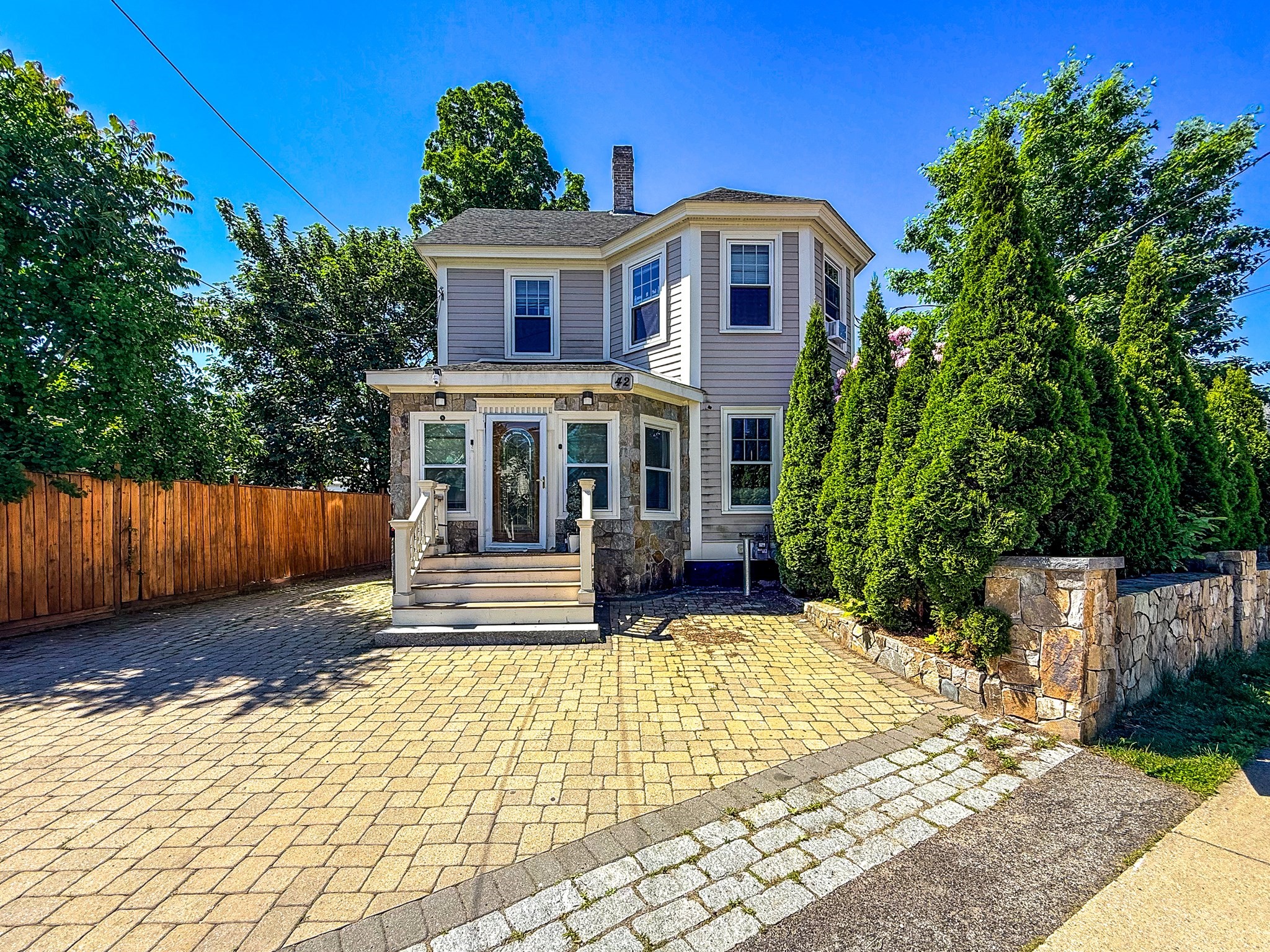 42 Winthrop St, Framingham, MA 01702