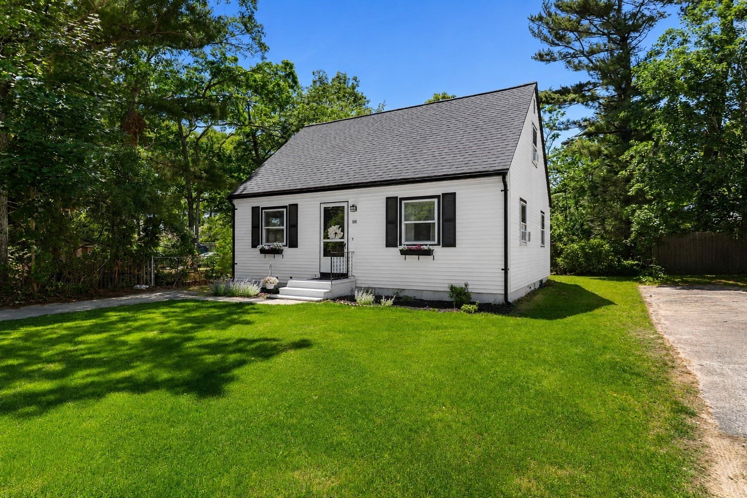 88 Hathaway St, Wareham, MA 02571