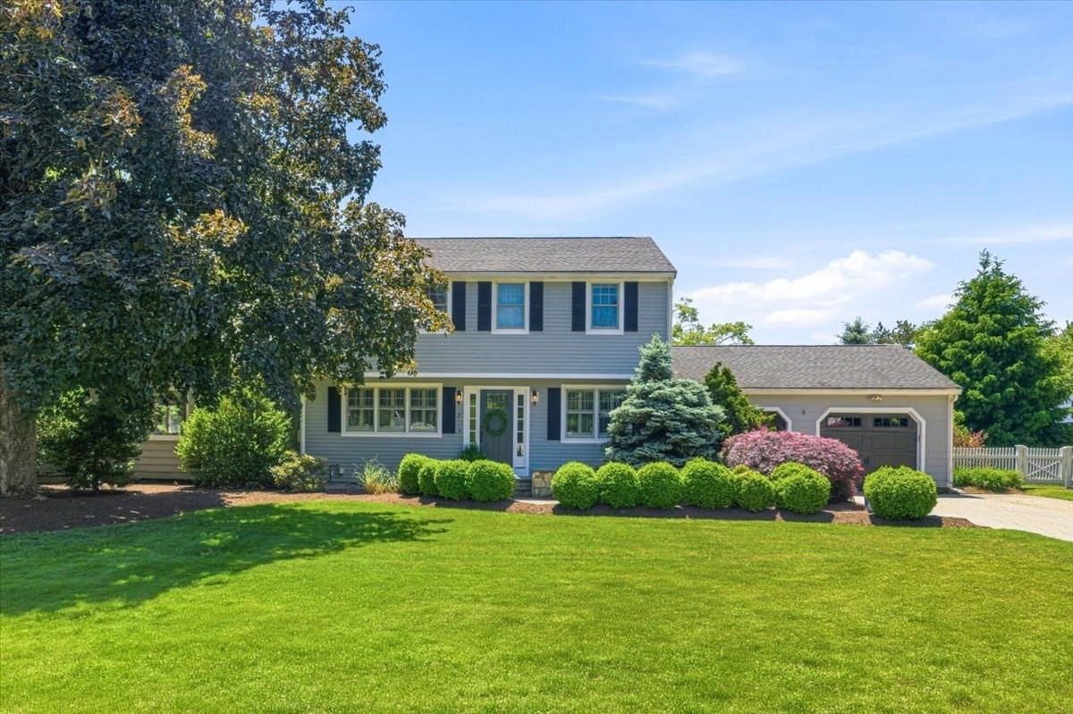 7 Lawrence Cir, Medfield, MA 02052