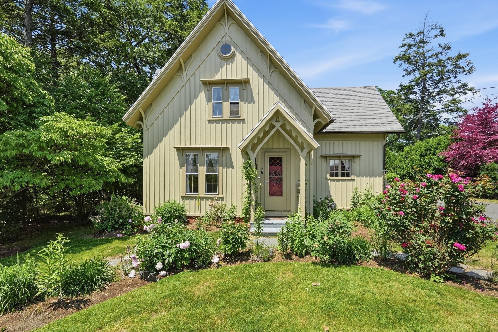 38 Round Hill Road, Northampton, MA 01060