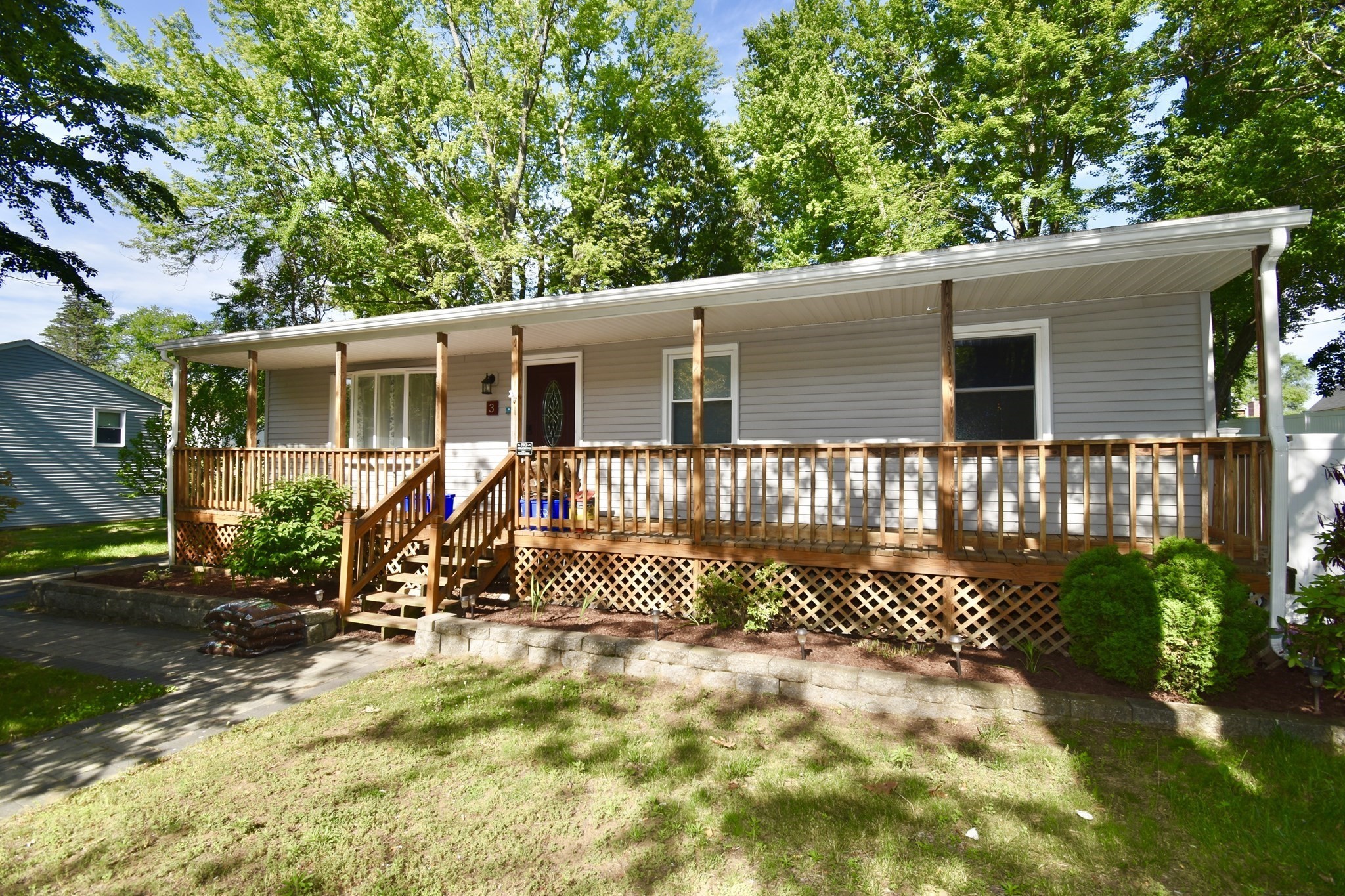 3 Vineland Ave, East Longmeadow, MA 01028