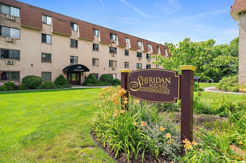 135 Grove Street Unit 111, Rockland, MA 02370