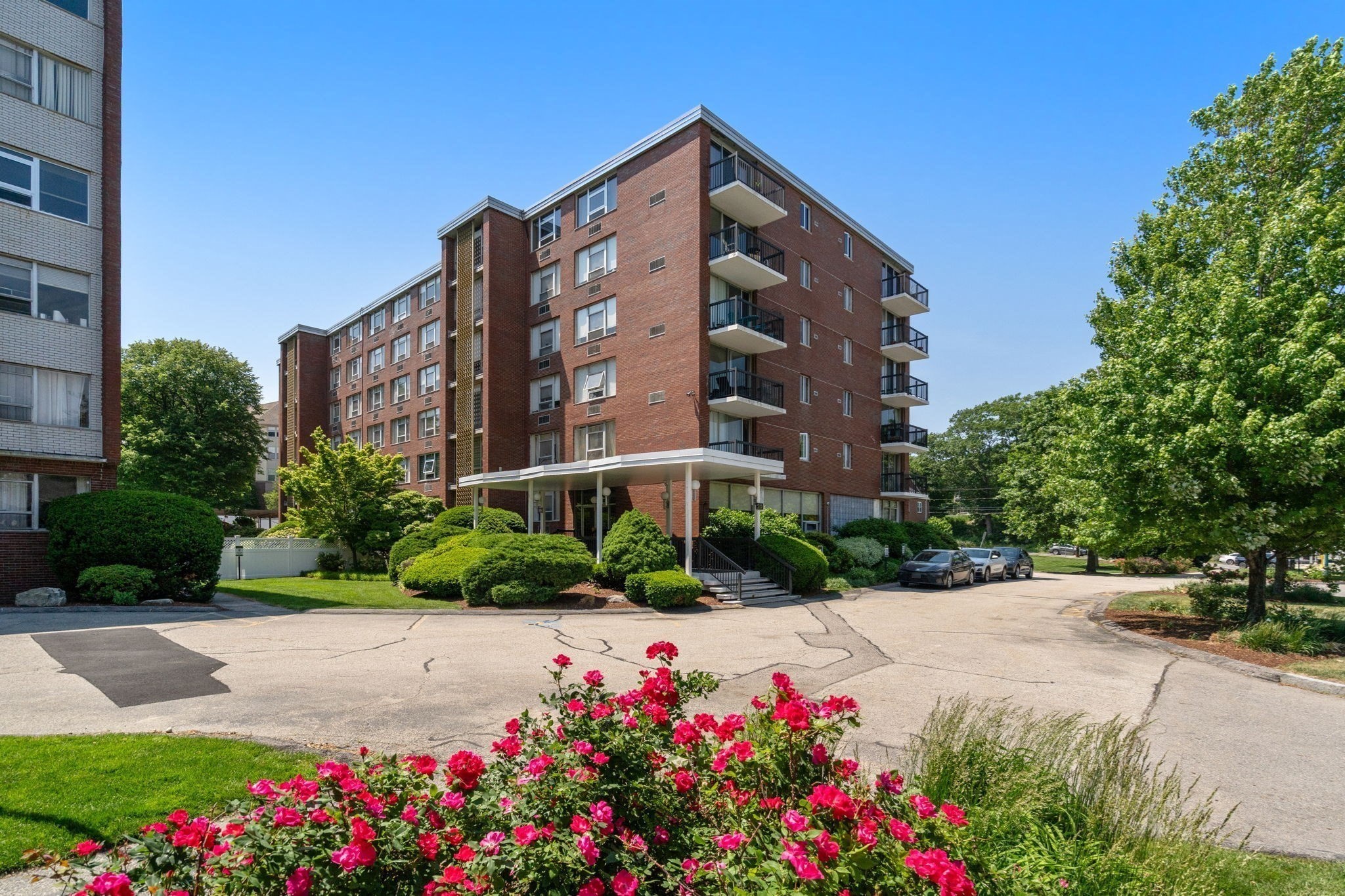 20 Hammond Pond Unit 302, Newton, MA 02459