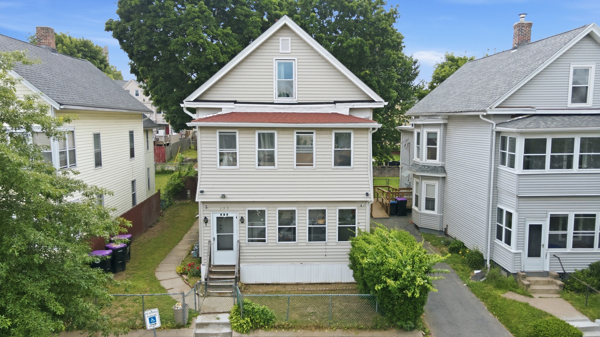 133 Oak St, Holyoke, MA 01040