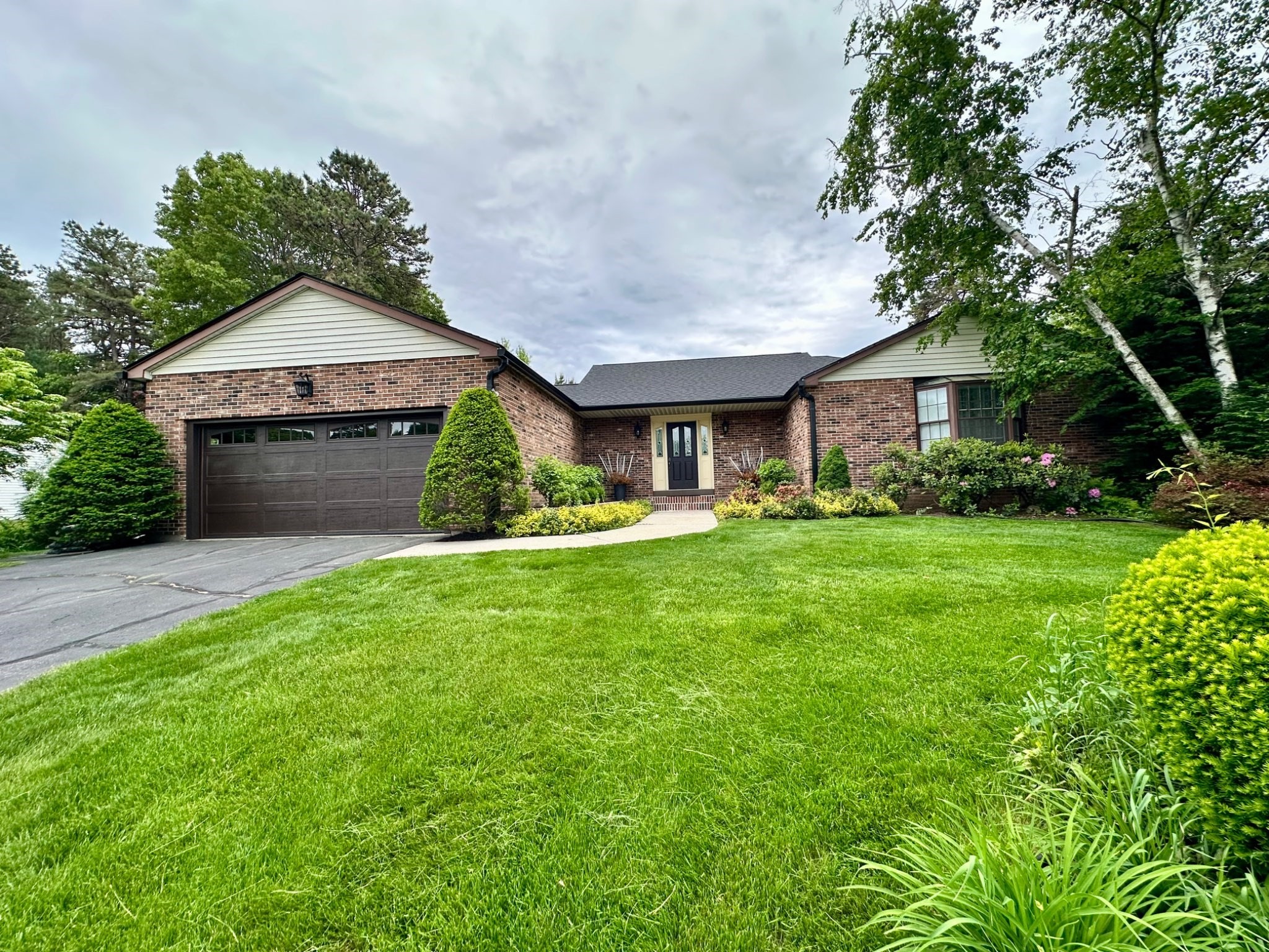 608 Pinewood Dr, Longmeadow, MA 01106