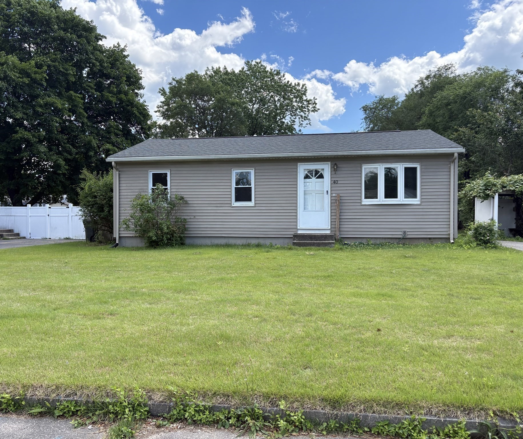40 Partridge Dr, Springfield, MA 01119
