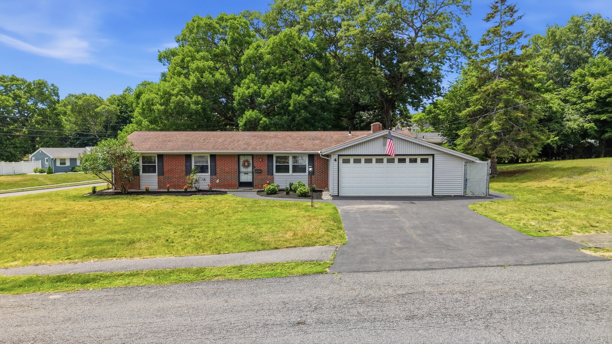 4 Surrey Ln, Peabody, MA 01960