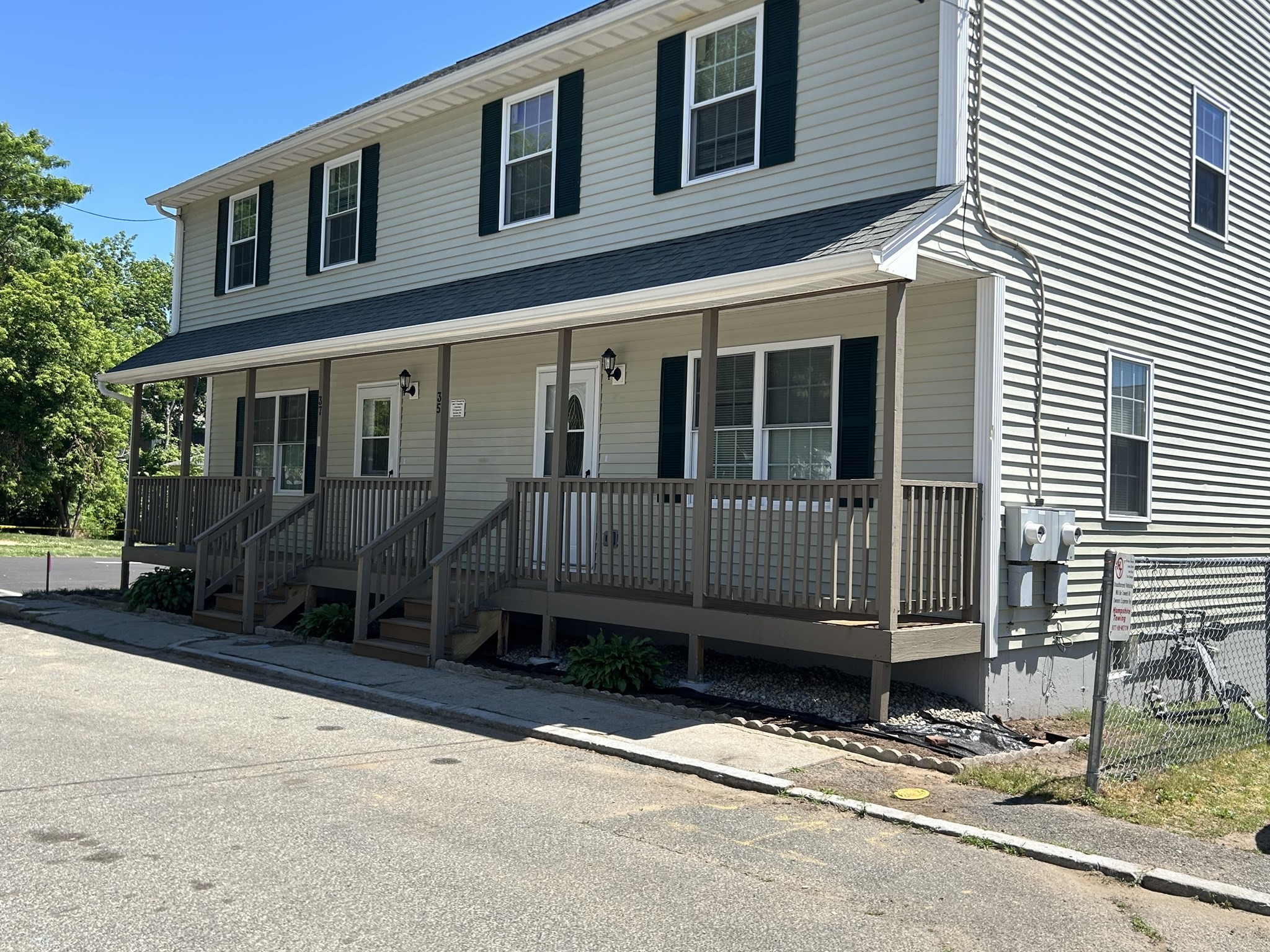 35 Pine St Court, Springfield, MA 01105