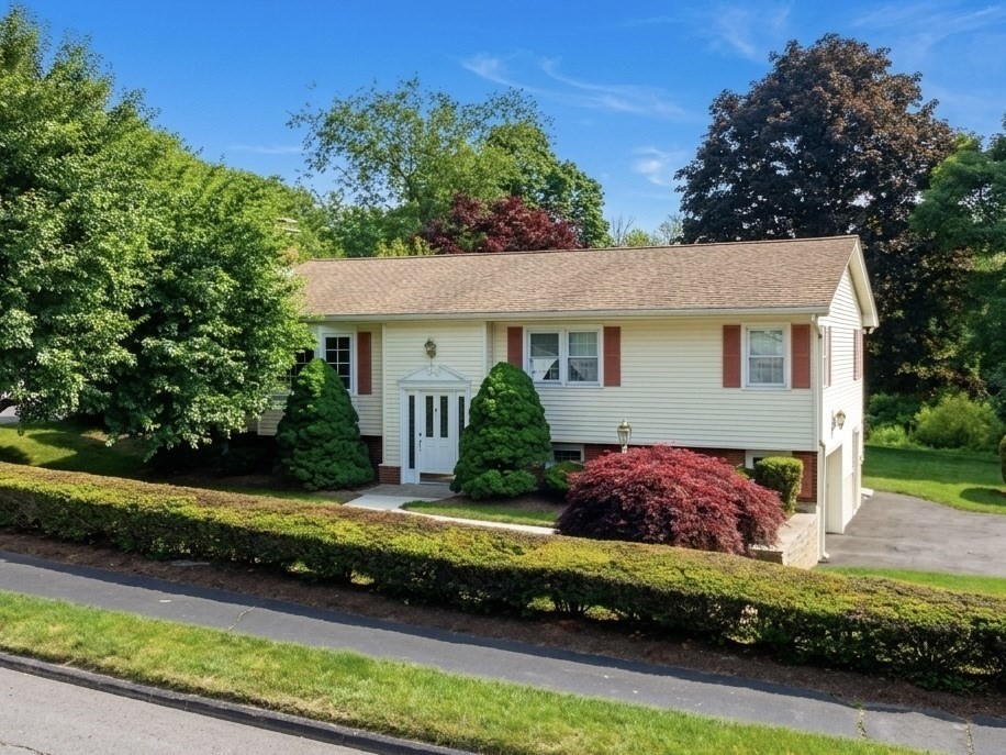 8 Deerfield Rd, Shrewsbury, MA 01545
