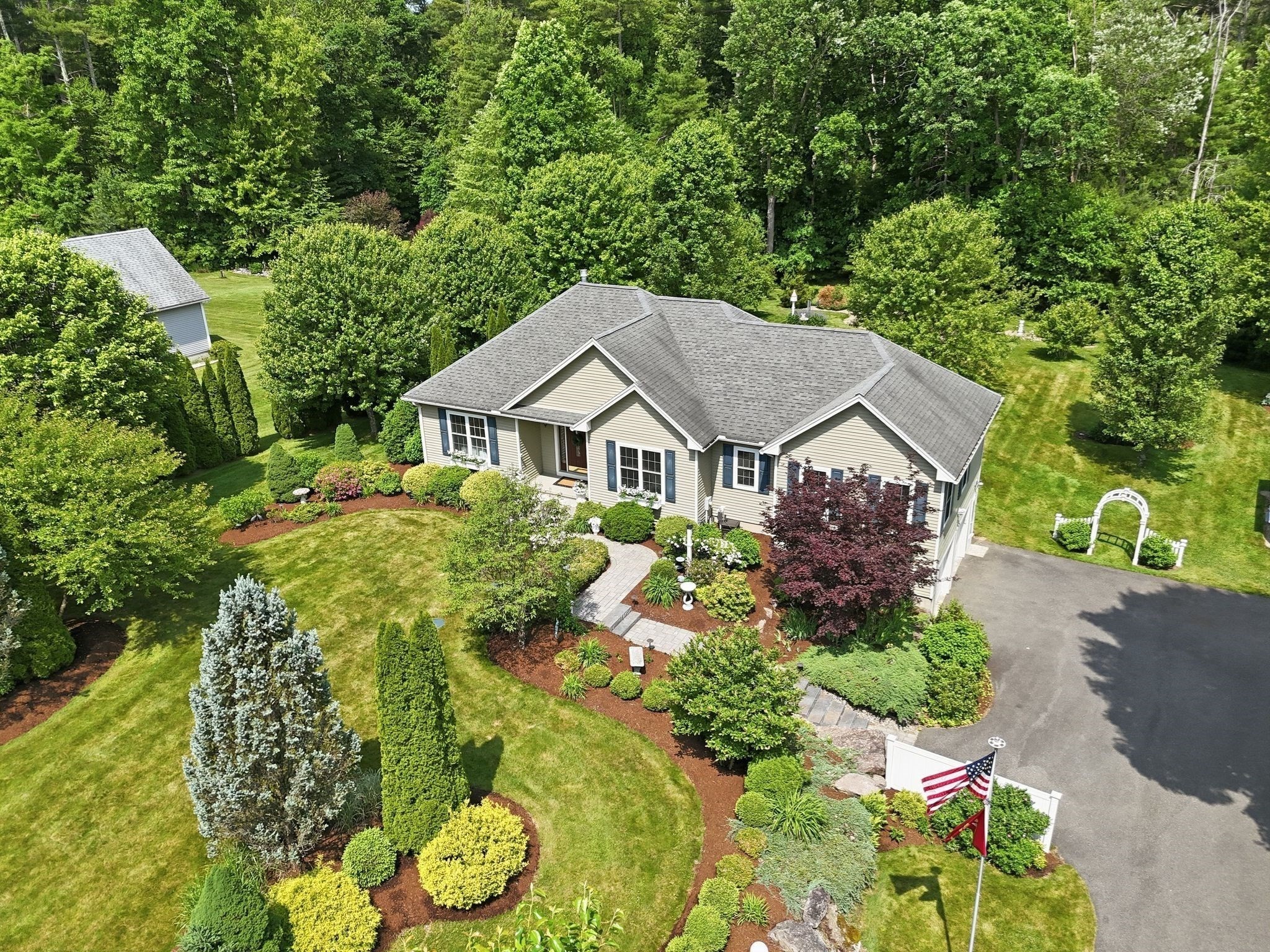 413 Batchelor St, Granby, MA 01033