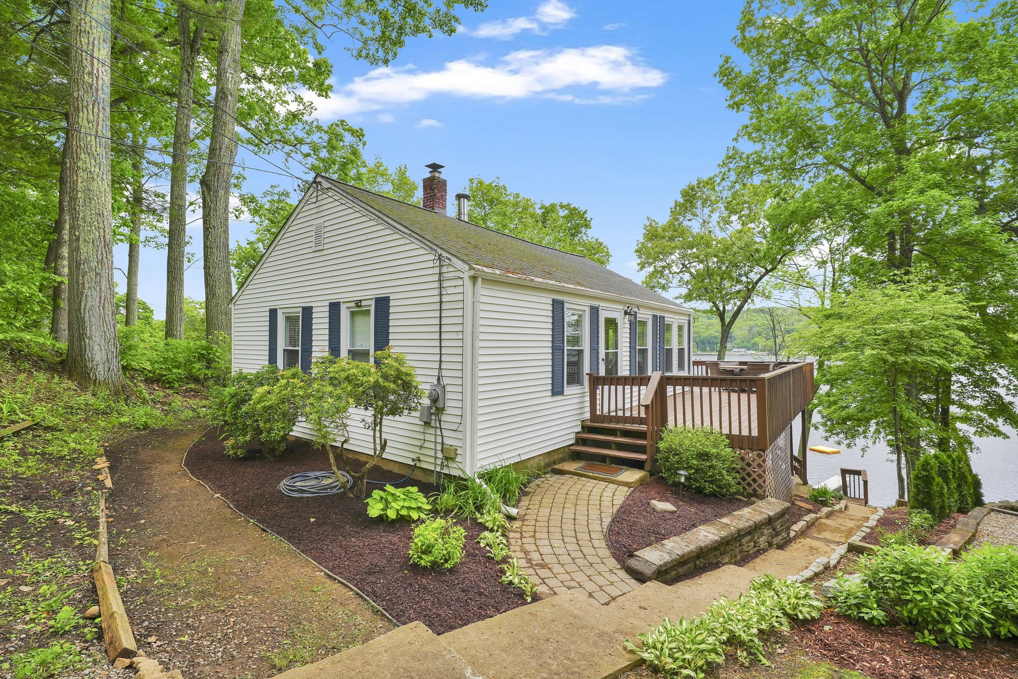 12 Forest Ct, Holland, MA 01521