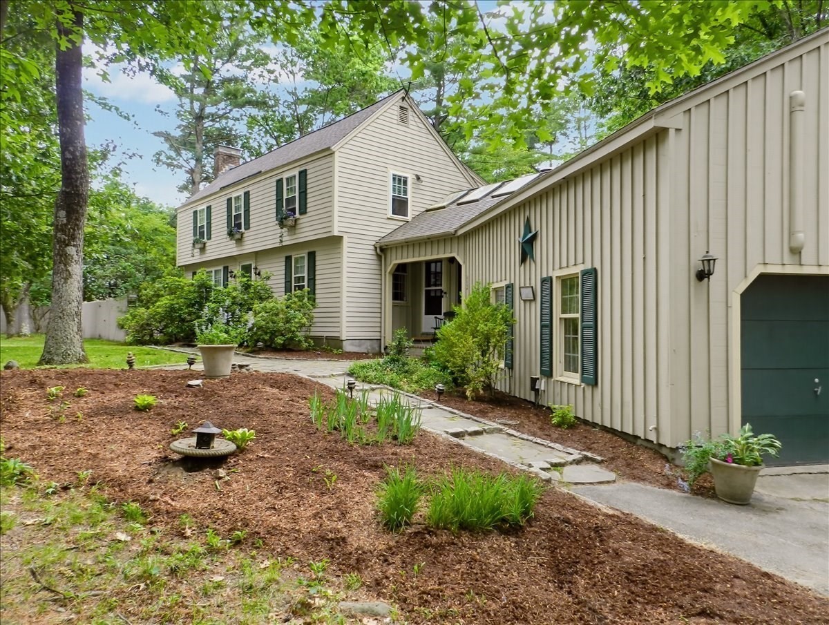 69 Hall St, Dunstable, MA 01827