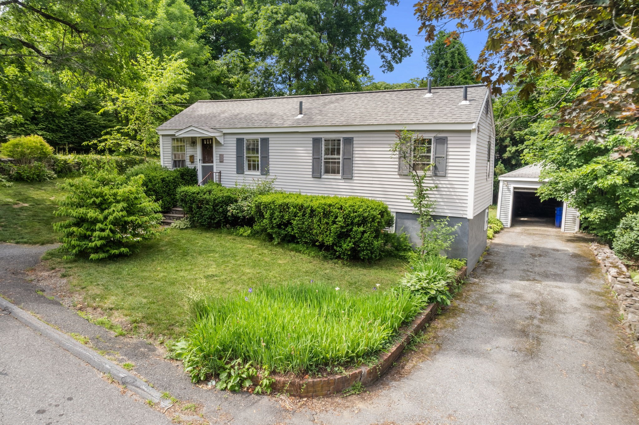 40 Fairfield St, Maynard, MA 01754