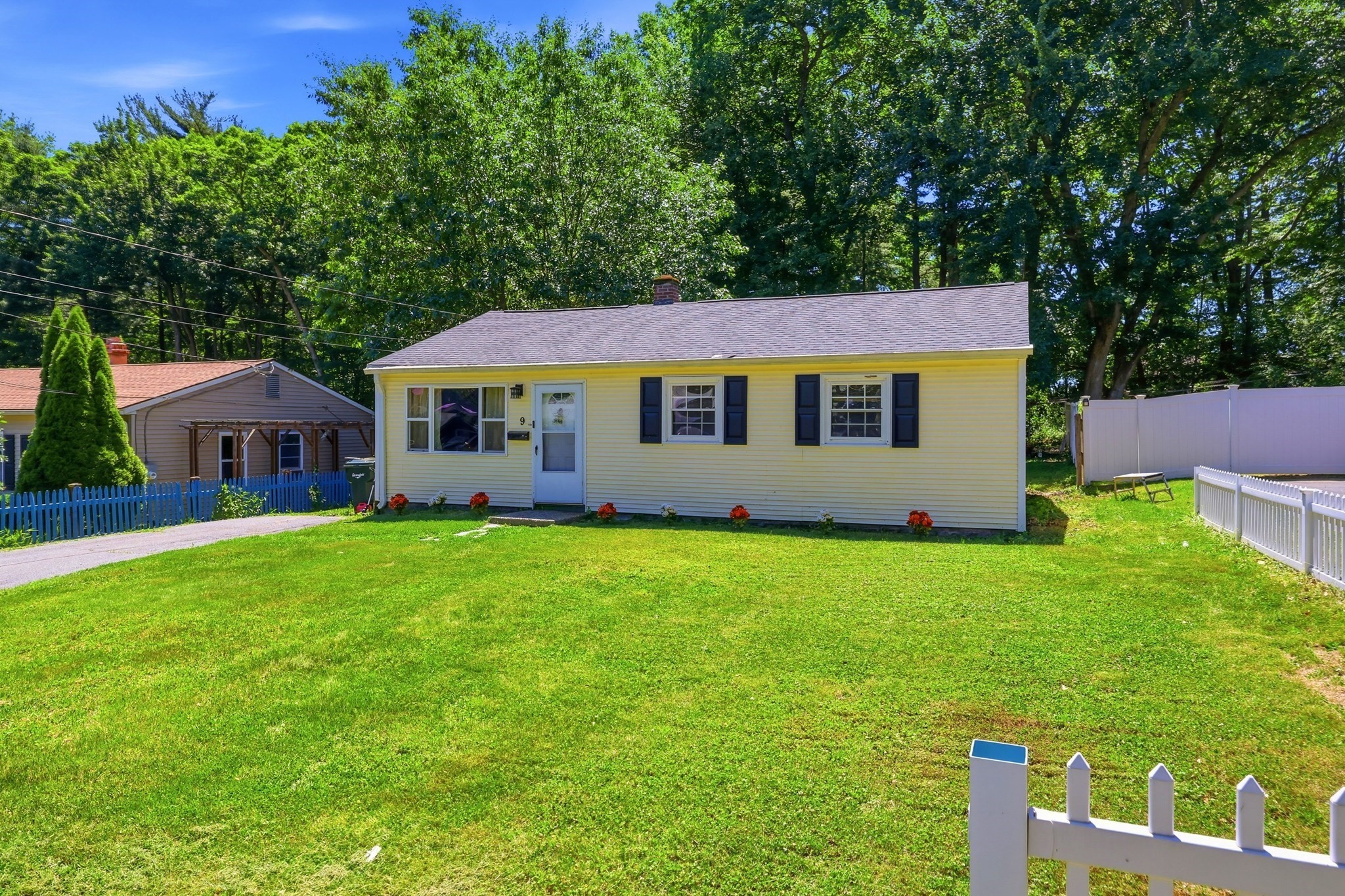 9 Woodcliff St, Springfield, MA 01109