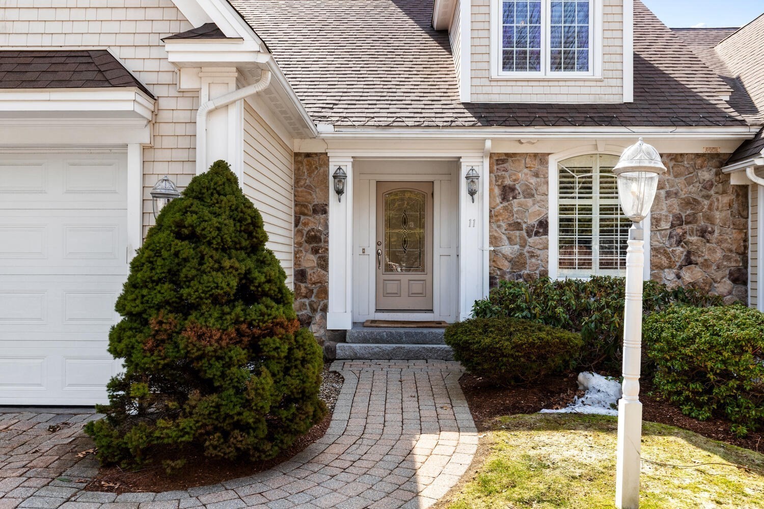 11 Swan Ln, Andover, MA 01810